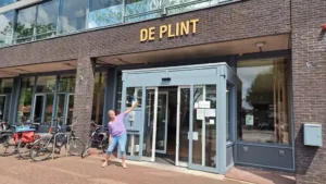 mia maijenburg bij de plint